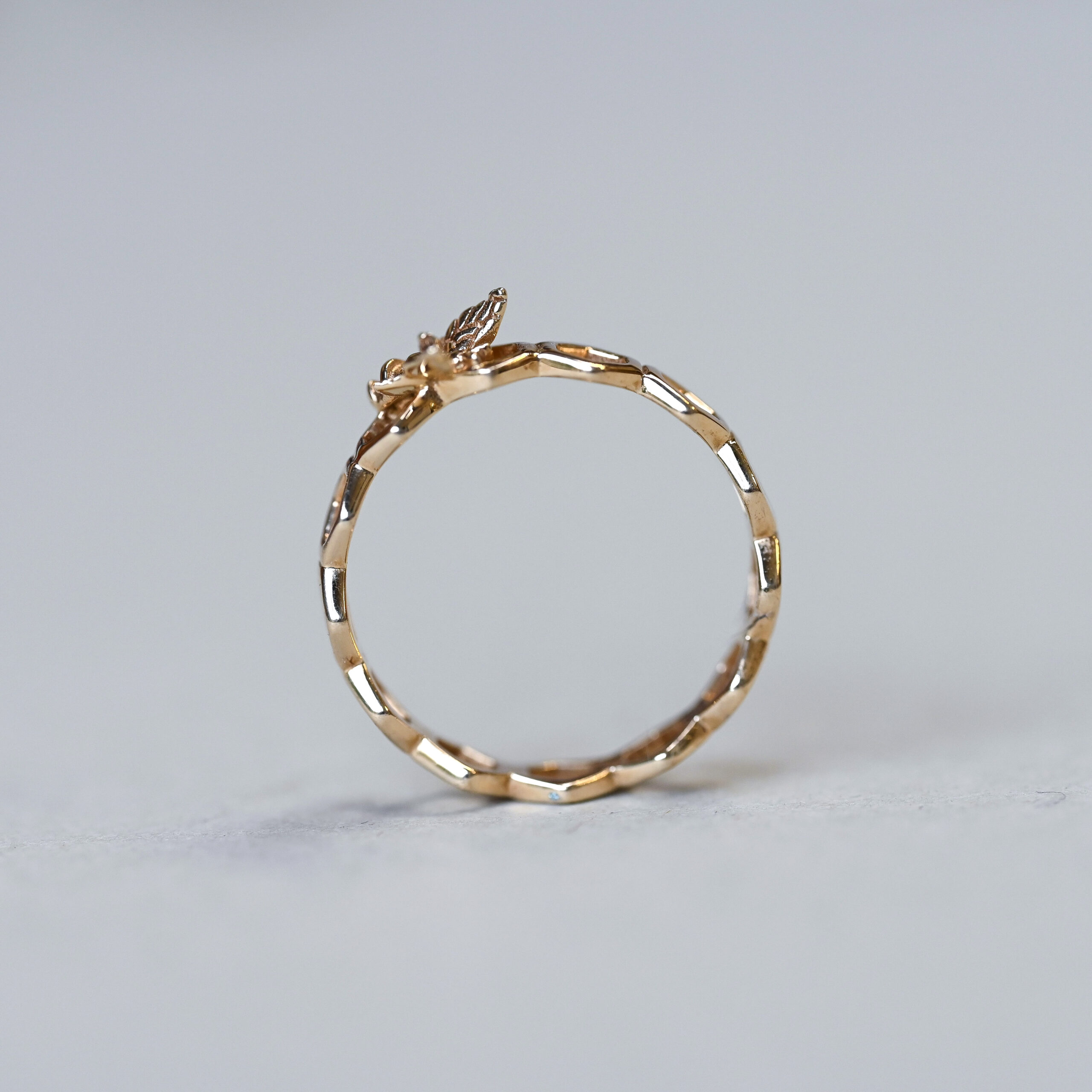 Contemporary 9ct gold bee and honey comb band ring - Image 3