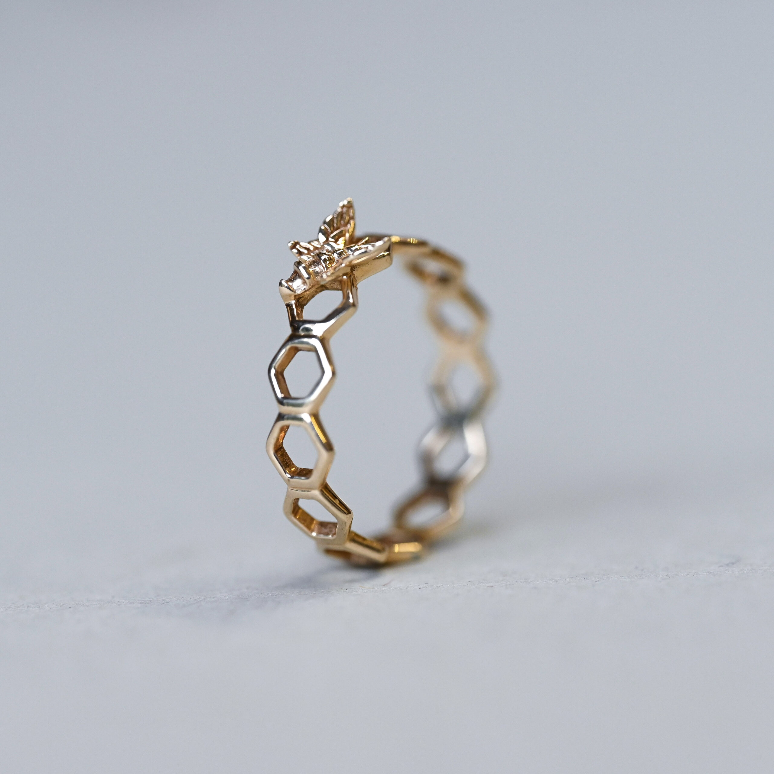 Contemporary 9ct gold bee and honey comb band ring - Image 2