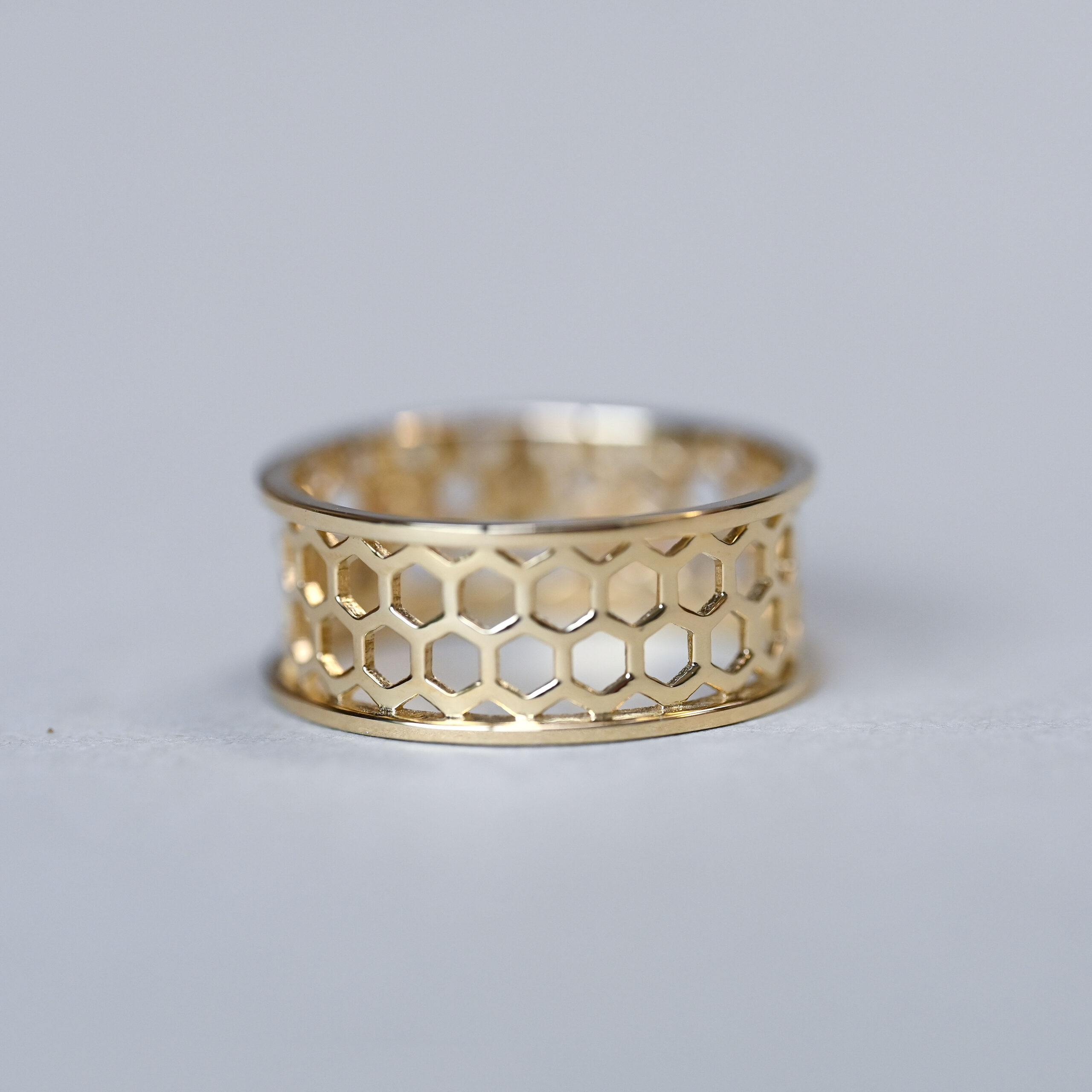 Contemporary Clogau 9ct gold honey bee citrine band ring - Image 3