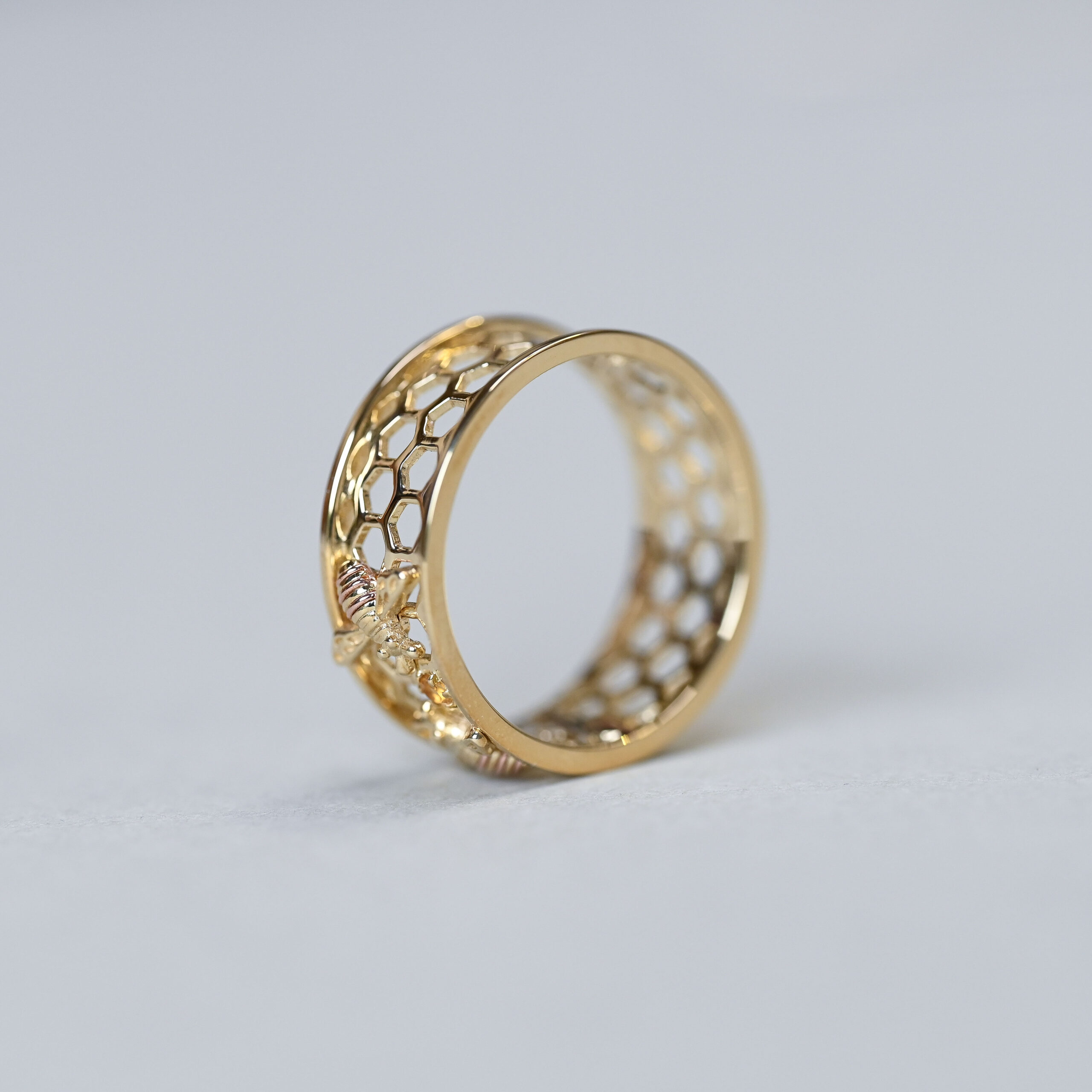 Contemporary Clogau 9ct gold honey bee citrine band ring - Image 2