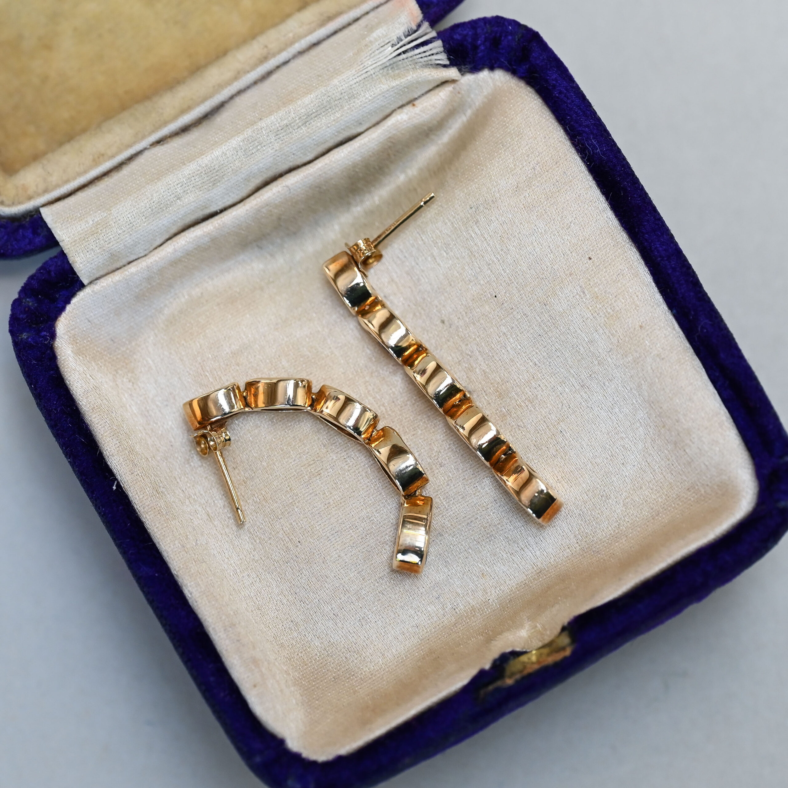 Contemporary pair of 9ct gold tanzanite drop earrings - Image 2